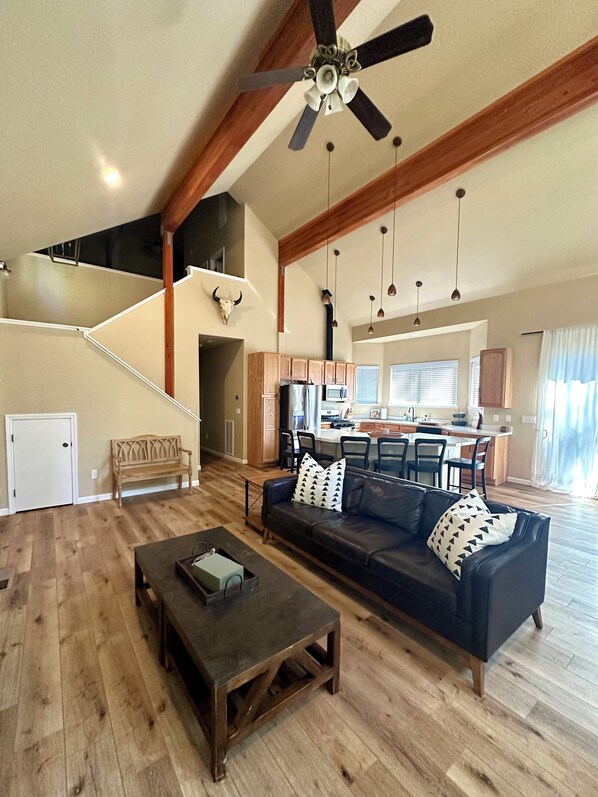 Älytelevisio, takka, videopelejä, DVD-soitin