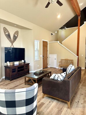 تل�فزيون ذكي، مدفأة، ألعاب فيديو، مشغل دي في دي