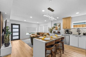 Fridge, microwave, oven, stovetop - Oasis in Bishop Arts for Groups sleeps 16 (Dallas)