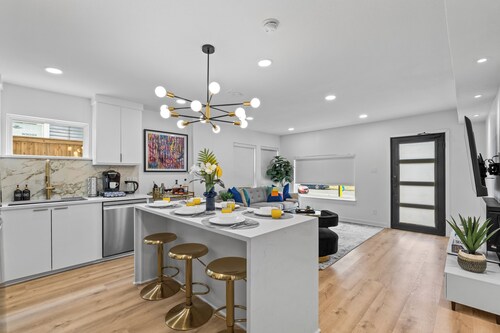 Oasis in Bishop Arts for Groups sleeps 16