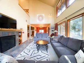 Televisión y chimenea 