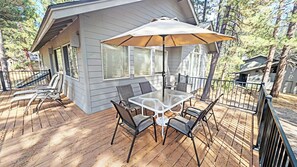 Outdoor dining - Mt Hood 13 - A/C, Hot Tub, 2 Suites, SHARC (Sunriver)