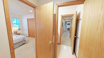 4 bedrooms, iron/ironing board, internet