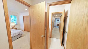 4 عدّة غرف نوم ومكواة/لوح كي وخدمة الإنترنت