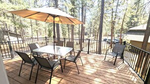 Outdoor dining - Mt Hood 13 - A/C, Hot Tub, 2 Suites, SHARC (Sunriver)