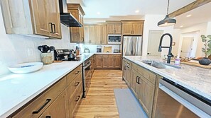 Een koelkast, een magnetron, een oven, een kookplaat