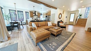 Älytelevisio, takka, kirjoja