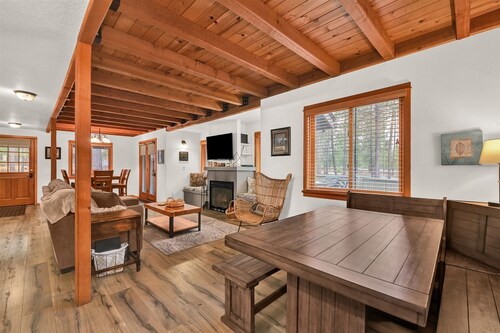 8 Otter - SO Close to SHARC! Updated, Hot Tub, SHARC, A/C