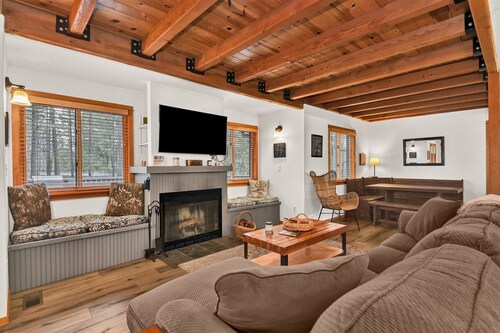 8 Otter - SO Close to SHARC! Updated, Hot Tub, SHARC, A/C