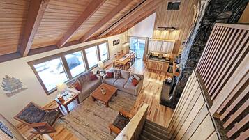 Smart TV, chimenea, tenis de mesa y libros