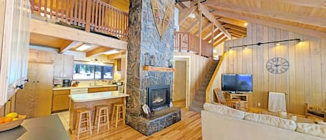 Télévision, cheminée, livres