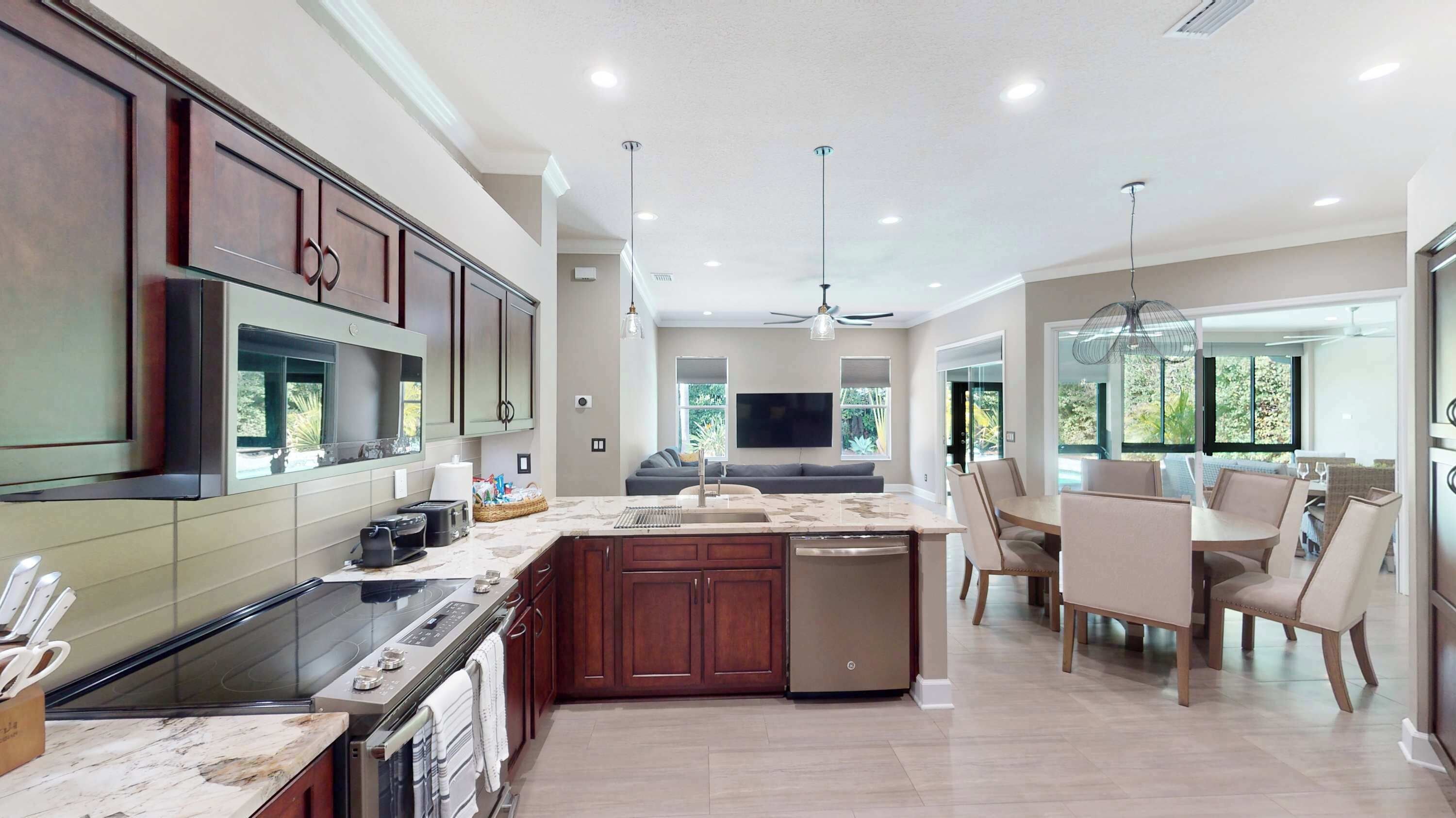 Kjøleskap, mikrobølgeovn, ovn og kokeplater