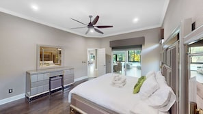 4 Schlafzimmer, Schreibtisch, Bügeleisen/Bügelbrett, Reisekinderbett