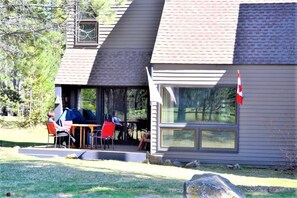 Outdoor dining - Mt View Lodge 36 - SHARC, Pet Friendly, Fireplace, Views! (Sunriver)