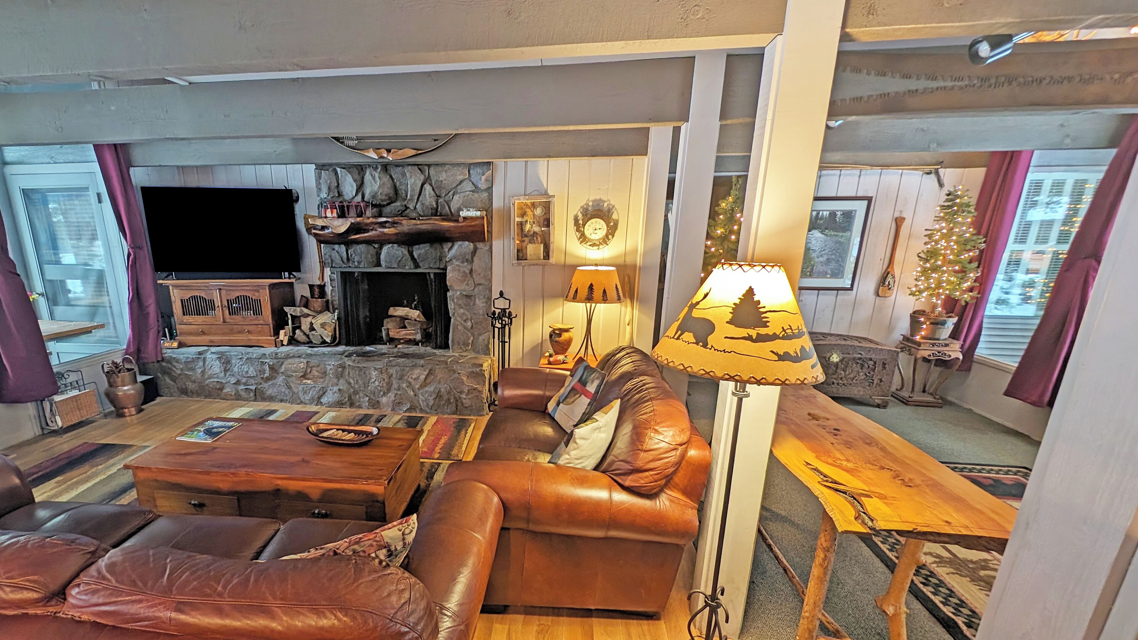 TV connectée, cheminée, chaîne hi-fi