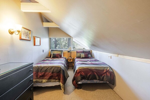 6 bedrooms, desk, iron/ironing board, WiFi