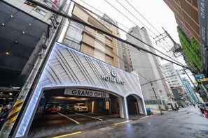 Bãi đậu xe tự phục vụ (phụ phí) 