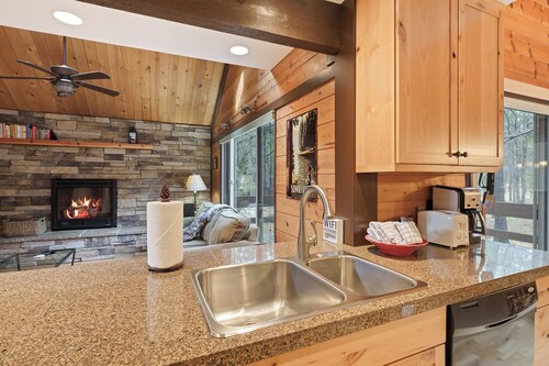 Pole House 10 - Updated Cabin, SHARC, Hot Tub