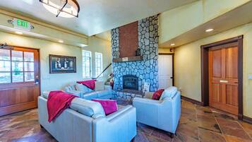 Nhà, nhiều giường, lò sưởi, quang cảnh vườn (Santellan Inn) | Nội thất