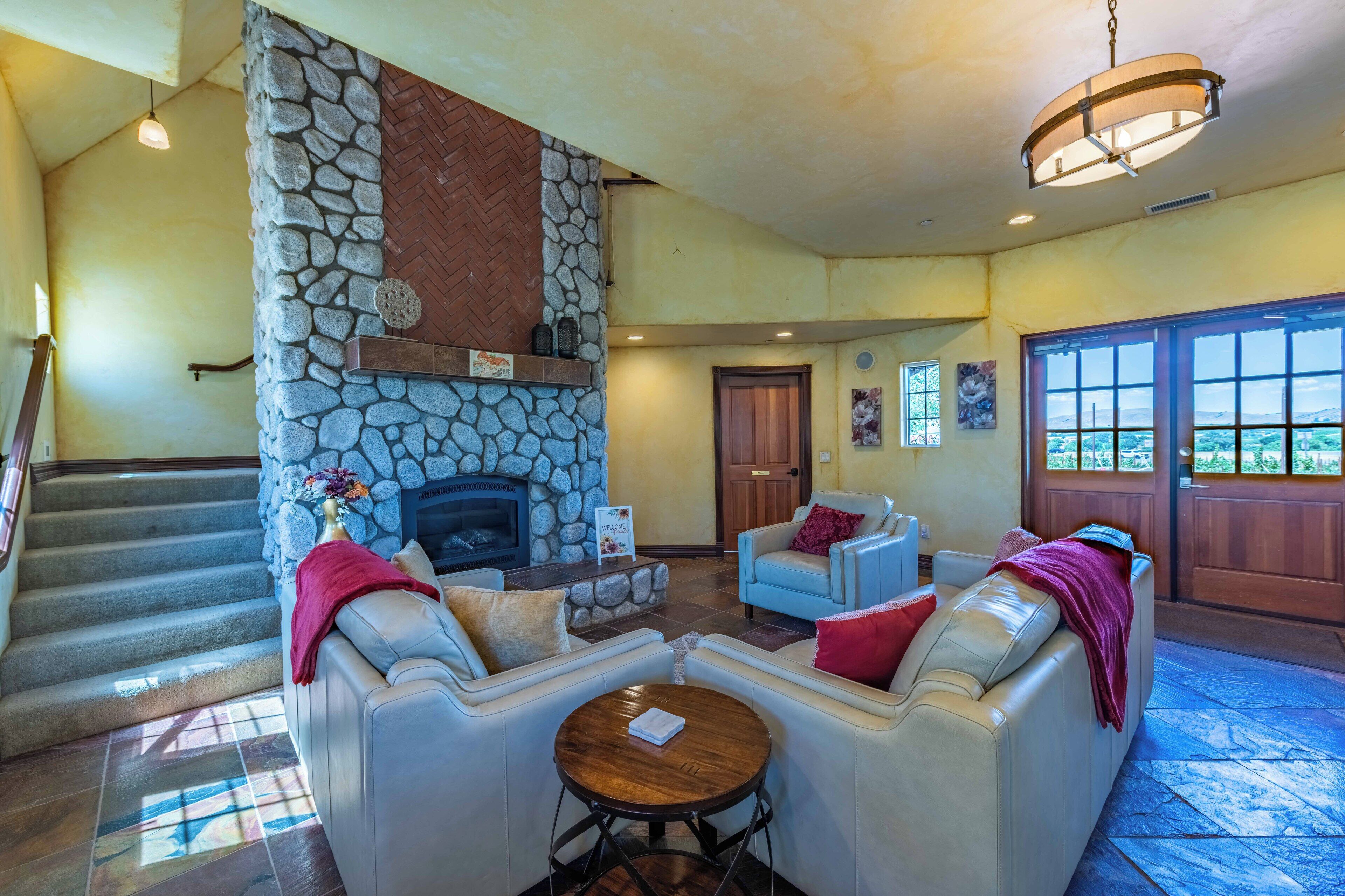 House, Multiple Beds, Fireplace, Garden View (Santellan Inn) | Living area
