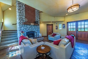 House, Multiple Beds, Fireplace, Garden View (Santellan Inn) | Living area