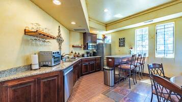 House, Multiple Beds, Fireplace, Garden View (Santellan Inn) | Private kitchen