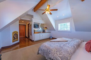 House, Multiple Beds, Fireplace, Garden View (Santellan Inn) | 4 bedrooms, individually decorated, individually furnished, bed sheets