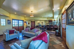 Casa, varias camas, chimenea, vista al jardín (Santellan Inn) | Área de sala de estar