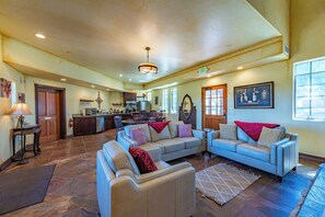 Maison, plusieurs lits, cheminée, vue jardin (Santellan Inn) | Coin séjour