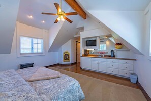 Casa, varias camas, chimenea, vista al jardín (Santellan Inn) | 4 habitaciones, decoración personalizada y muebles diferentes 