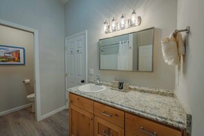 House, 1 King Bed with Sofa bed, Kitchen, Garden View (Mission Vineyard Barn) | Bathroom