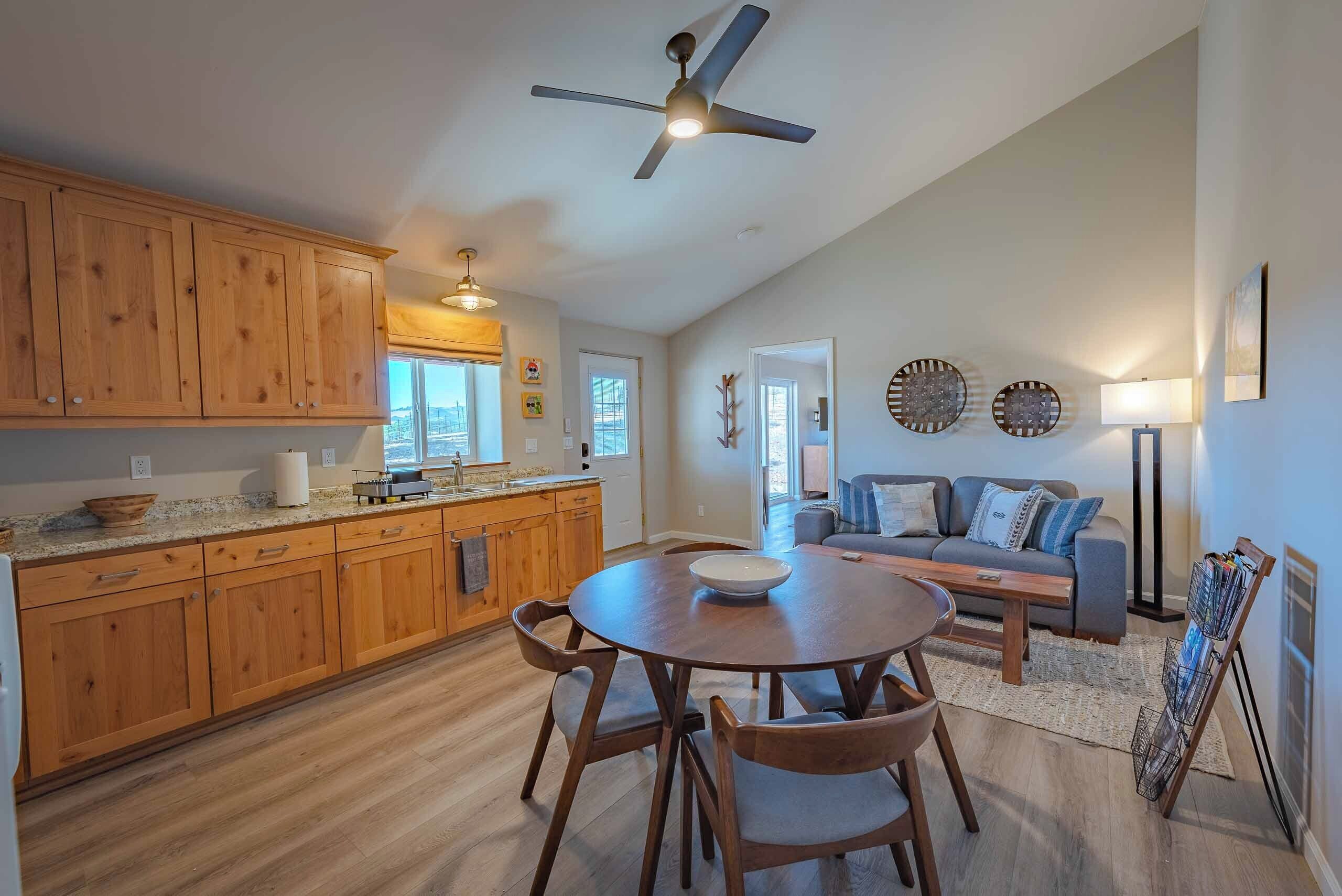 Casa, 1 cama King size y sofá cama, cocina, vista al jardín (Mission Vineyard Barn) | Área de sala de estar