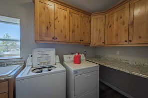 獨棟房屋, 1 張特大雙人床和 1 張沙發床, 廚房, 花園景觀 (Mission Vineyard Barn) | 洗衣