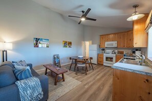 獨棟房屋, 1 張特大雙人床和 1 張沙發床, 廚房, 花園景觀 (Mission Vineyard Barn) | 住宿內部