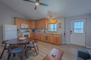 Hus - 1 kingsize-säng med bäddsoffa - kök - utsikt mot trädgården (Mission Vineyard Barn) | Eget kök