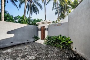 المنشأة من الخارج