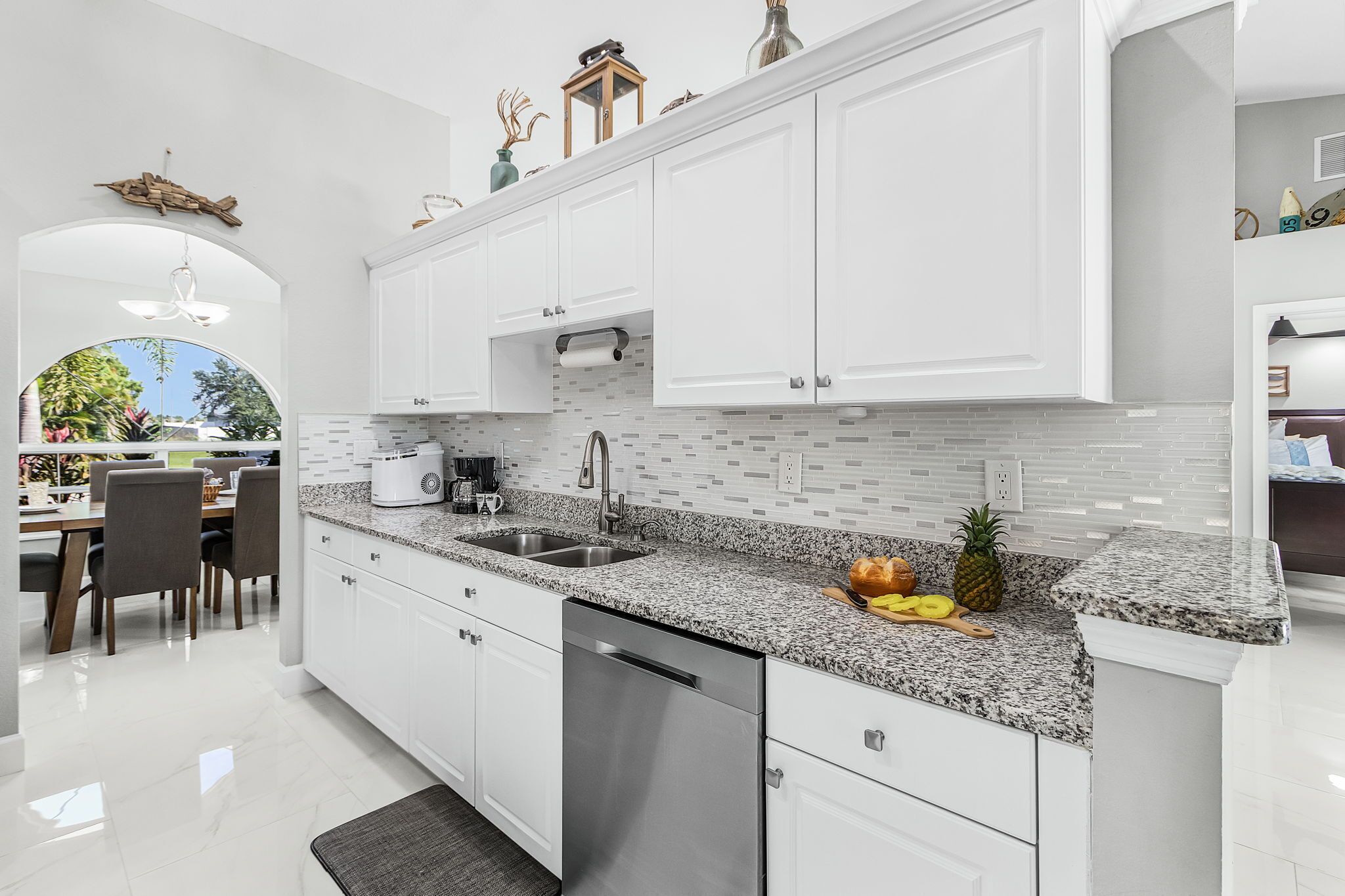 冷蔵庫、電子 レンジ、オーブン、コンロ