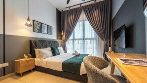 Une chambre à coucher moderne avec un lit, une table de chevet, une chaise et un bureau.