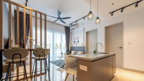Une cuisine moderne dotée d’un îlot central, de tabourets de bar et d’un ventilateur de plafond.
