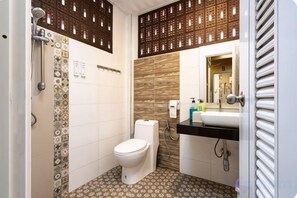 A bathroom with a toilet, shower, and sink. - Donmuang At Last (Bangkok)