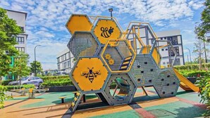 Une aire de jeux dotée de structures hexagonales et d’un toboggan.
