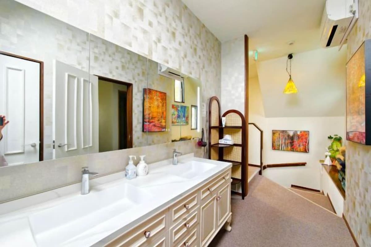 Superior Mountain View King (Shared Toilet & Bath)