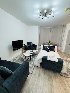 مكواة/لوح كي وخدمة الإنترنت وملاءات أسرّة