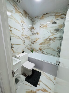 مجففات شعر، مراحيض شطف، مناشف، صابون