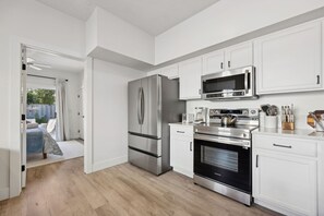 Réfrigérateur, four à micro-ondes, un four, surface de cuisson