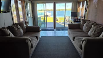 Una televisión, un reproductor de DVD, un reproductor estéreo