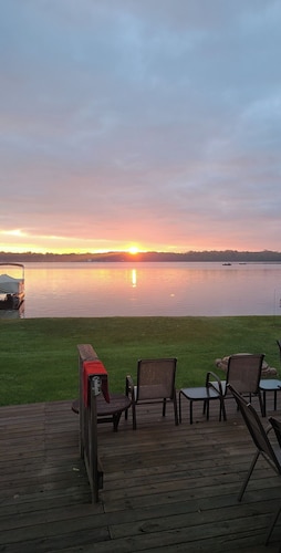 Charming 2-bedroom cottage with AC in Lake Odessa