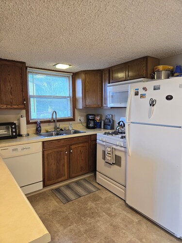 Charming 2-bedroom cottage with AC in Lake Odessa