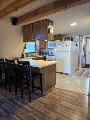 Køleskab, mikrobølgeovn, ovn, kogeplade