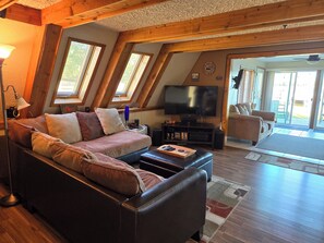 Fernseher, DVD-Player, Stereoanlage, Computerbildschirme
